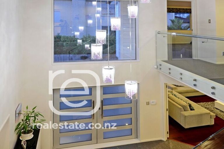 Photo of property in 16 Lakeridge Close, Northcross, Auckland, 0632