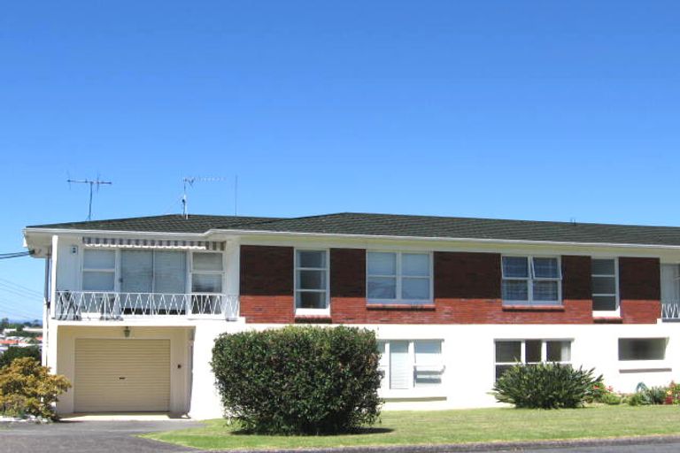 Photo of property in 1/2 Argyle Terrace, Milford, Auckland, 0620