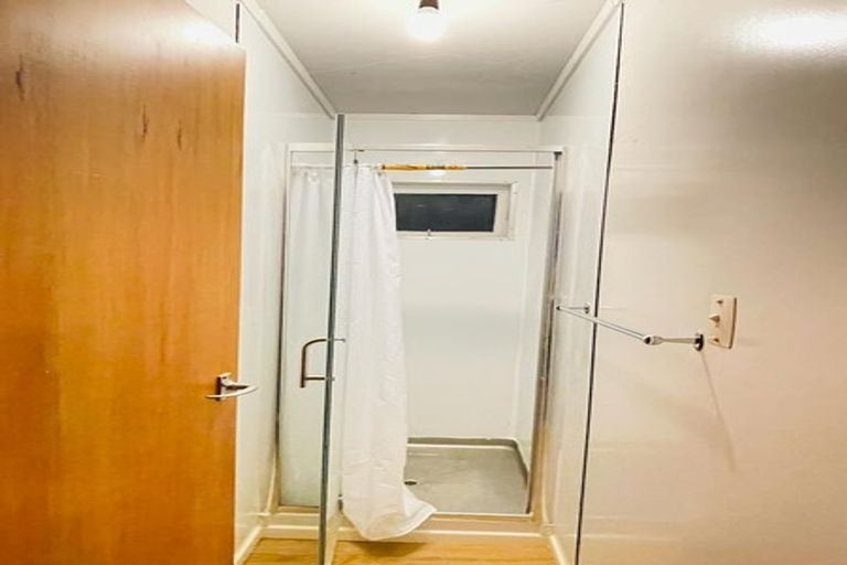 Photo of property in 1 Sovereign Place, Glenfield, Auckland, 0629