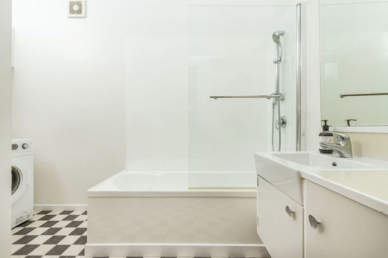 Photo of property in 4/6 North Avenue, Narrow Neck, Auckland, 0624