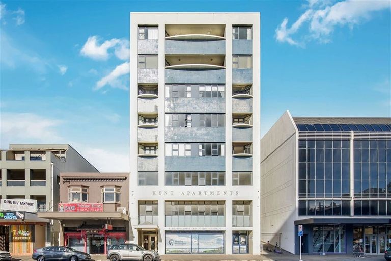 Photo of property in 16 Kent Terrace, Mount Victoria, Wellington, 6011