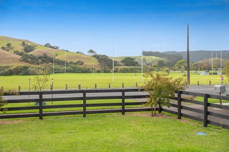 Photo of property in 129 Awaroa Road, Helensville, 0800