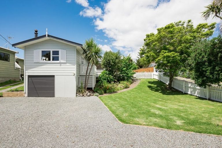 Photo of property in 100 Matatua Road, Raumati Beach, Paraparaumu, 5032