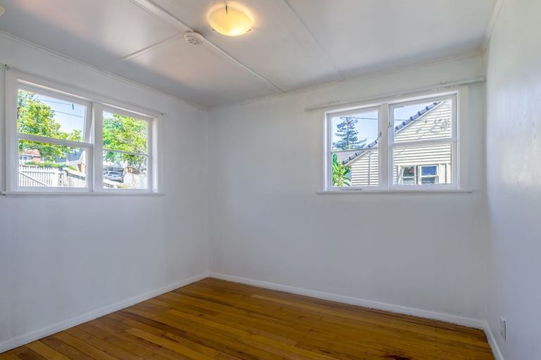 Photo of property in 18 Humphrey Kemp Avenue, Henderson, Auckland, 0612