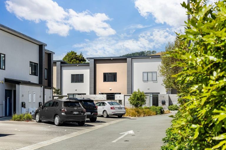 Photo of property in 7/9 Surrey Street, Tawa, Wellington, 5028