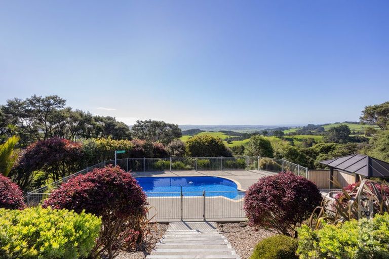 Photo of property in 10 Kaipara View Road, Helensville, 0875
