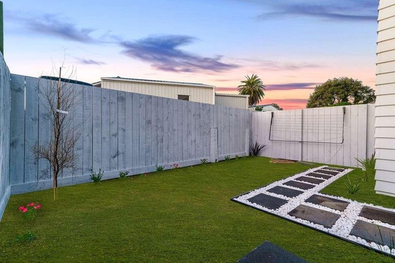 Photo of property in 2/7 Gambare Place, Wattle Downs, Auckland, 2103