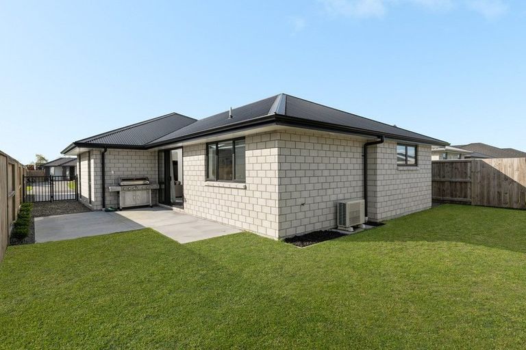 Photo of property in 17 Furlong Road, Papamoa, 3118