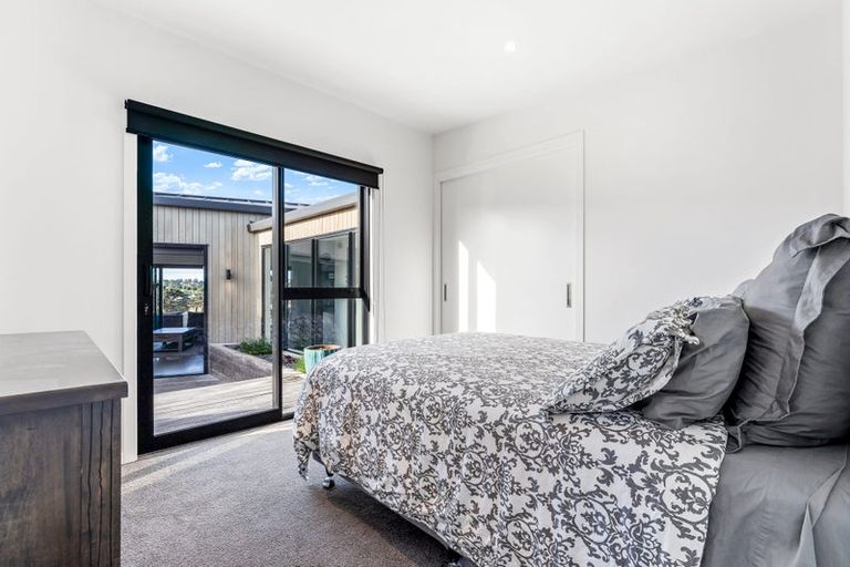 Photo of property in 7 Laguna Place, Matakatia, Whangaparaoa, 0930