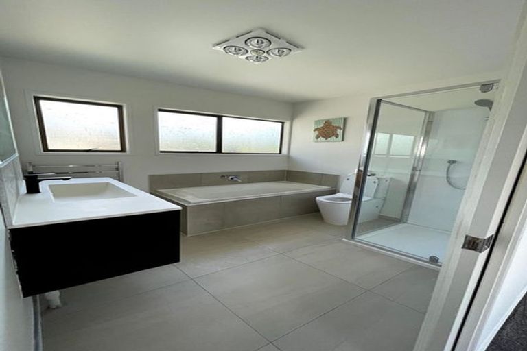 Photo of property in 1425 Whangaparaoa Road, Army Bay, Whangaparaoa, 0930