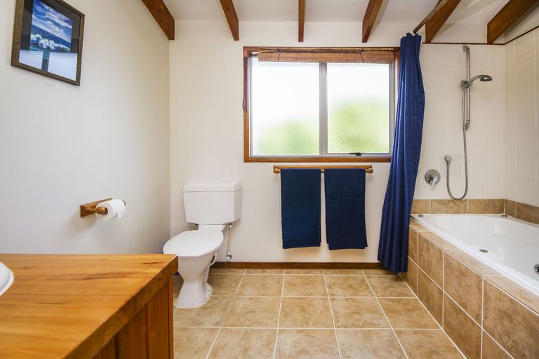 Photo of property in 20 Finlow Drive, Te Atatu South, Auckland, 0610