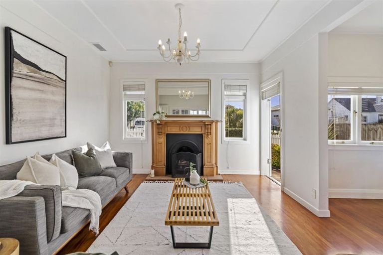 Photo of property in 10 Faulkner Road, Northcote Point, Auckland, 0627