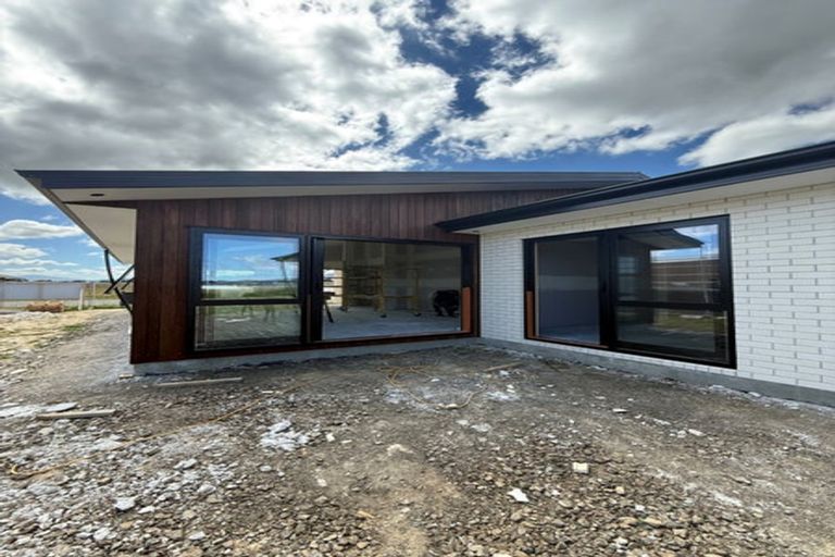 Photo of property in 75 Atlantic Drive, Fitzherbert, Palmerston North, 4410