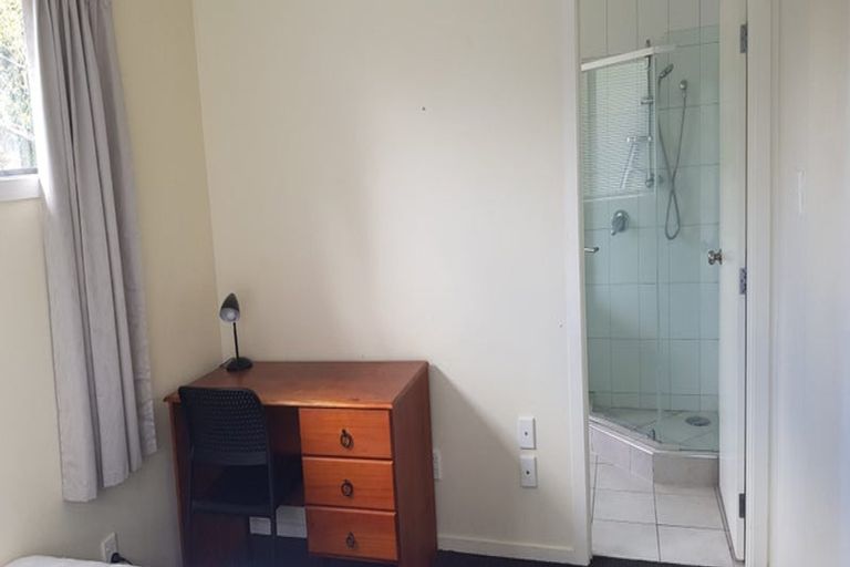 Photo of property in 8b Schnapper Rock Road, Schnapper Rock, Auckland, 0632