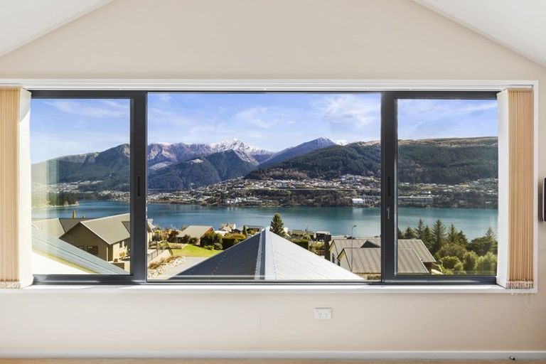 Photo of property in 5 Milward Place, Kelvin Heights, Queenstown, 9300