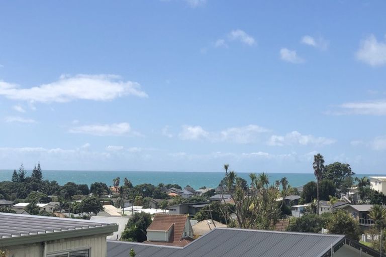 Photo of property in 18 Halldene Terrace, Red Beach, 0932