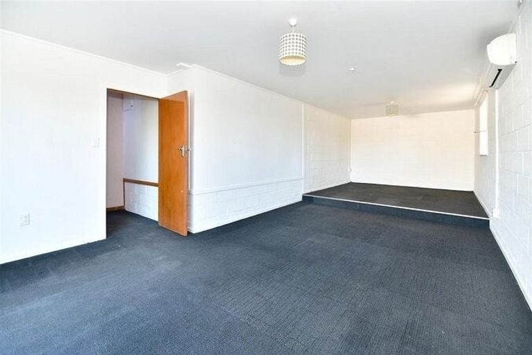Photo of property in 12 Barker Rise, Northcross, Auckland, 0632