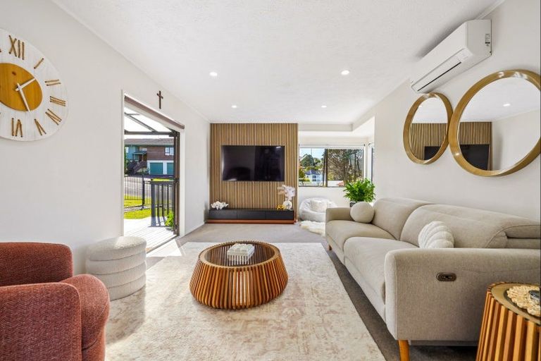Photo of property in 43 Athena Drive, Totara Vale, Auckland, 0629