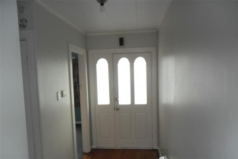 Photo of property in 10 Chapman Street, Newlands, Wellington, 6037