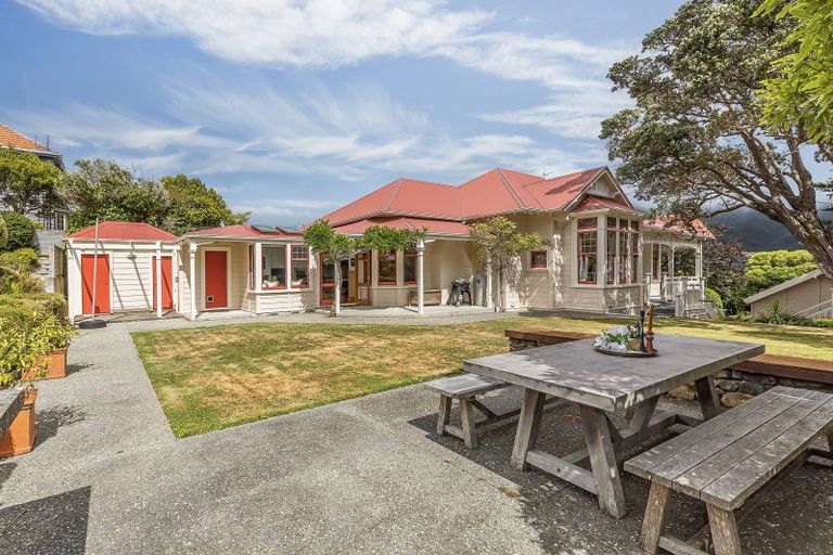 Photo of property in 11 Trelissick Crescent, Ngaio, Wellington, 6035
