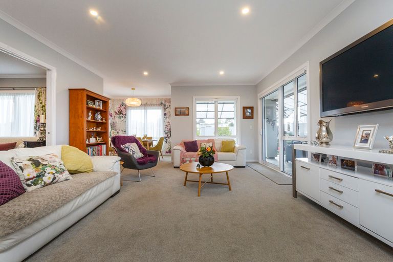 Photo of property in 124 Johnstone Drive, Fitzherbert, Palmerston North, 4410