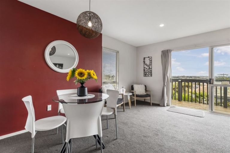 Photo of property in 2/55 Sungrove Rise, Sunnyvale, Auckland, 0612