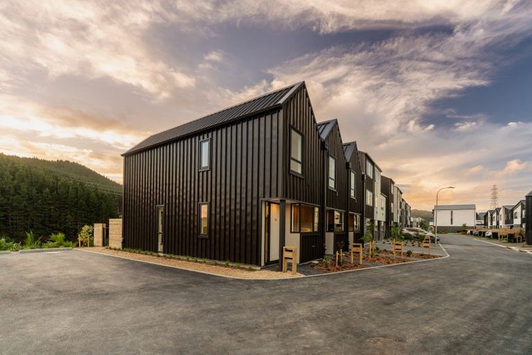 Photo of property in 90 Ara Paiwhenua, Tawa, Wellington, 5028