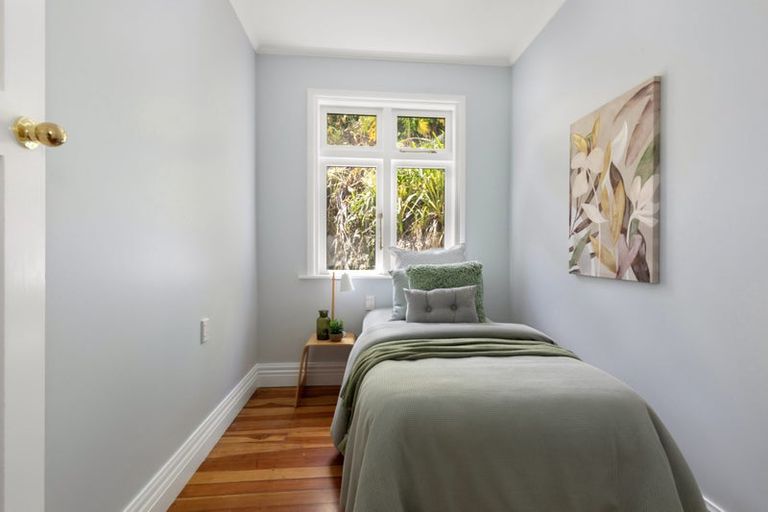 Photo of property in 64 Hungerford Road, Houghton Bay, Wellington, 6023