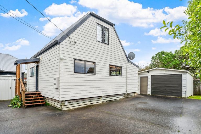 Photo of property in 30 Holiday Road, Stanmore Bay, Whangaparaoa, 0932