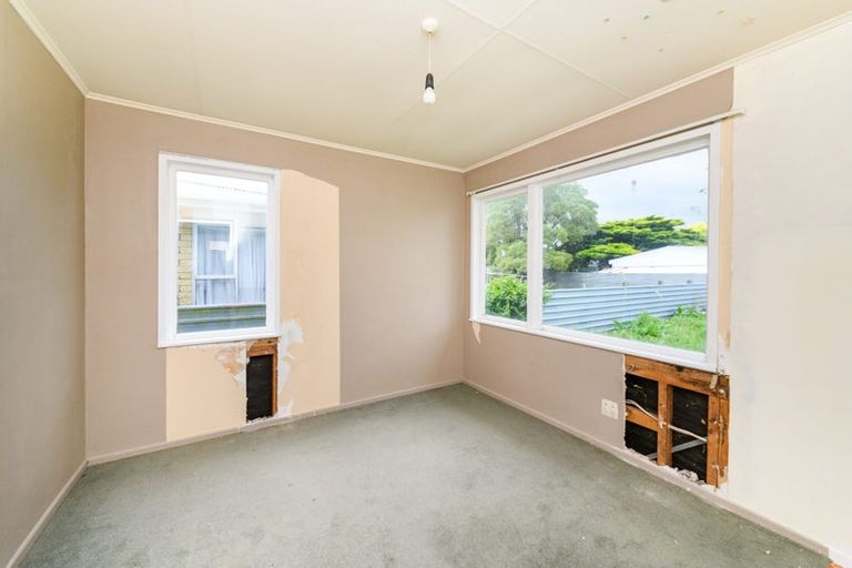 Photo of property in 52 Halswell Crescent, Westbrook, Palmerston North, 4412