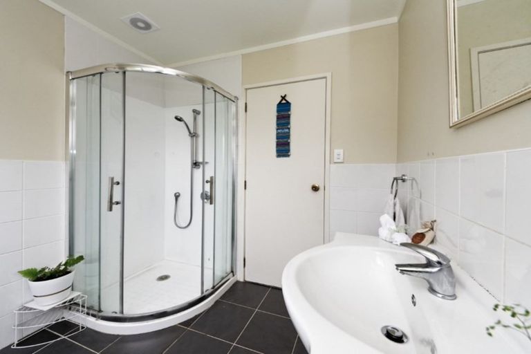 Photo of property in 6 Oakhaven Place, Ranui, Auckland, 0612