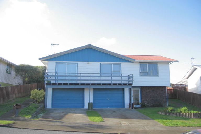 Photo of property in 122 Gloaming Hill, Titahi Bay, Porirua, 5022