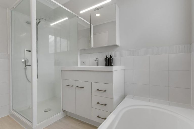 Photo of property in 2/13a Sandspit Road, Cockle Bay, Auckland, 2014