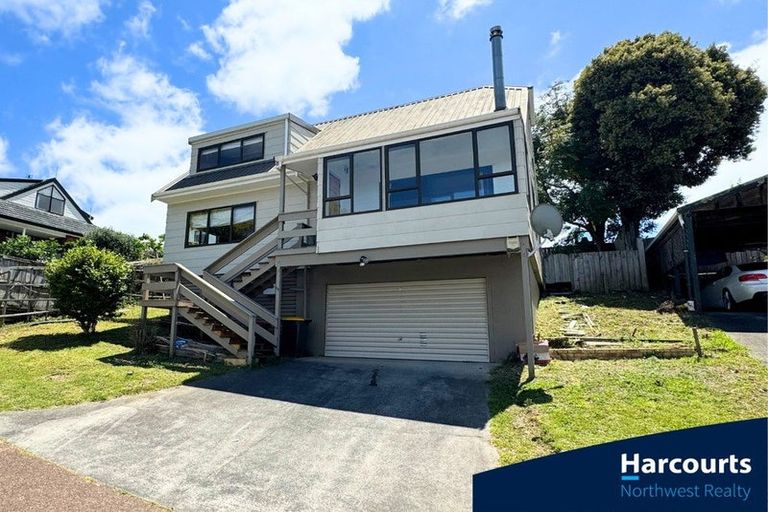 Photo of property in 6a Cambric Place, Botany Downs, Auckland, 2010