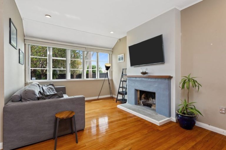 Photo of property in 32 Onewa Road, Northcote Point, Auckland, 0627