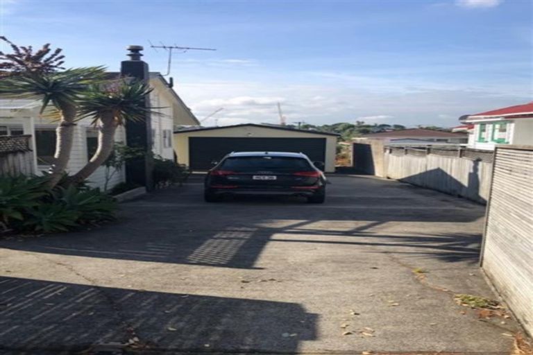 Photo of property in 25 Roberts Avenue, Bayswater, Auckland, 0622