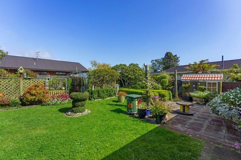 Photo of property in 22 Rewarewa Crescent, Waikanae, 5036