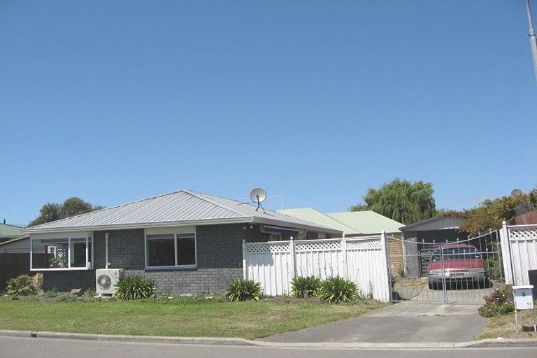 Photo of property in 2/3 Kirsten Place, Parklands, Christchurch, 8083