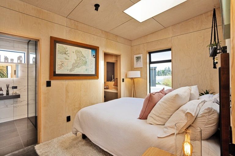 Photo of property in 68 Sunrise Drive, Seaward Bush, Invercargill, 9812