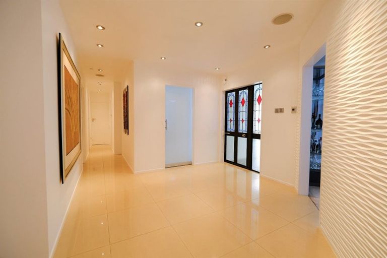 Photo of property in 98 Grande Vue Road, Hillpark, Auckland, 2102