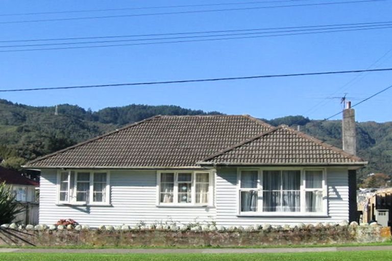 Photo of property in 135 George Street, Stokes Valley, Lower Hutt, 5019