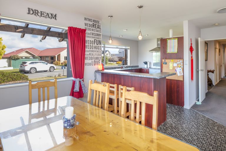 Photo of property in 2 Evergreen Place, Parklands, Christchurch, 8083