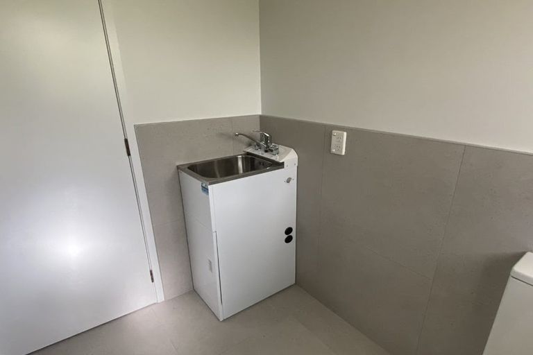 Photo of property in 10 Kingdale Road, Henderson, Auckland, 0610