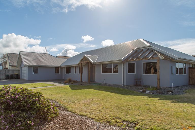 Photo of property in 2 Evergreen Place, Parklands, Christchurch, 8083