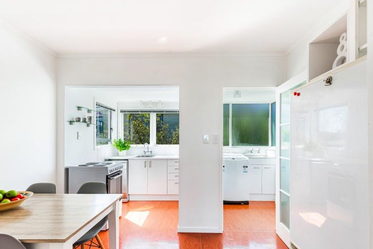 Photo of property in 2/18 Westwell Road, Belmont, Auckland, 0622