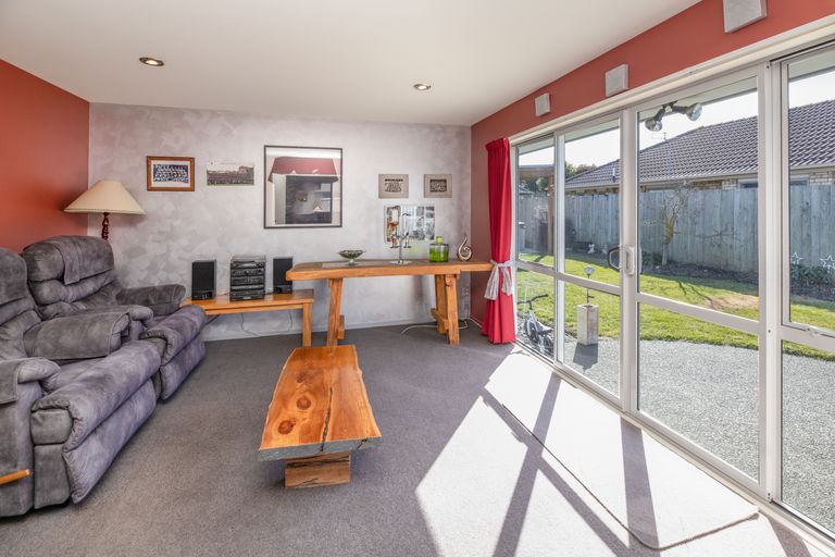 Photo of property in 2 Evergreen Place, Parklands, Christchurch, 8083