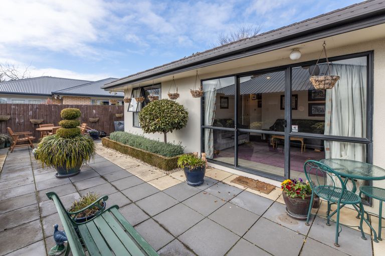 Photo of property in 2/14 Innisfree Place, Northwood, Christchurch, 8051