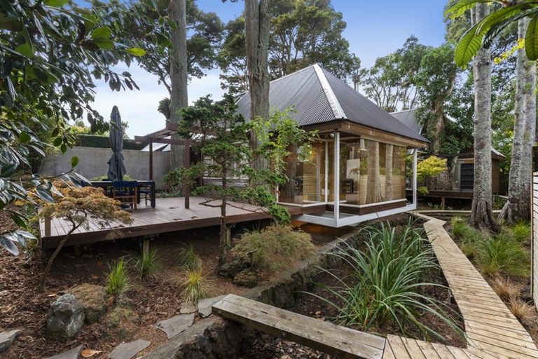 Photo of property in 17 Cobblestone Lane, Hillcrest, Auckland, 0627