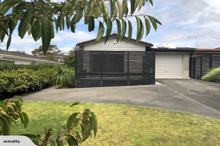 Photo of property in 6a Ursula Place, Half Moon Bay, Auckland, 2012