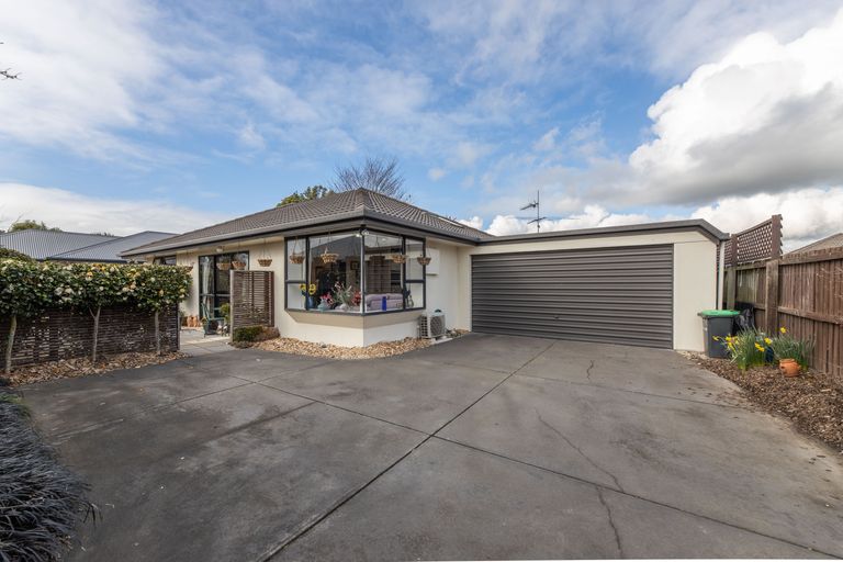 Photo of property in 2/14 Innisfree Place, Northwood, Christchurch, 8051